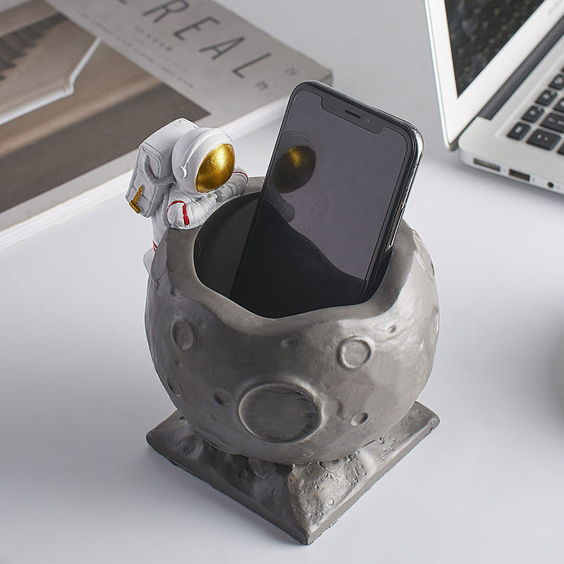 Simple resin astronaut pen holder