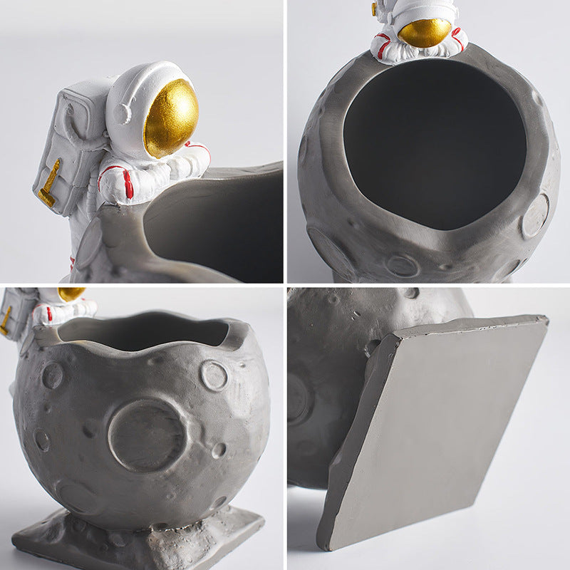 Simple resin astronaut pen holder