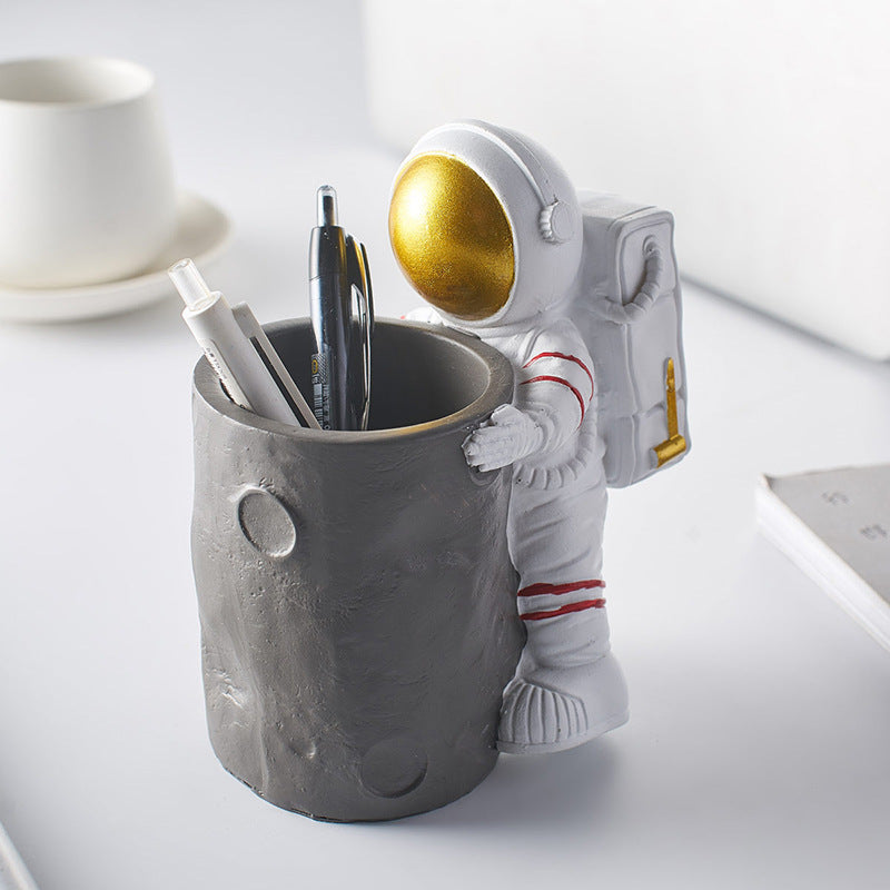Simple resin astronaut pen holder
